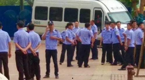 警察出警小孩吃瓜