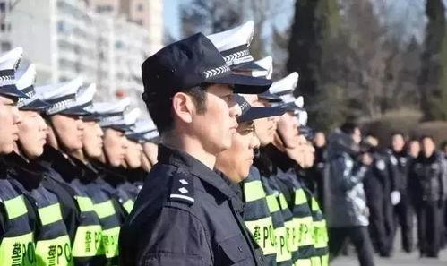 警察出警小孩吃瓜