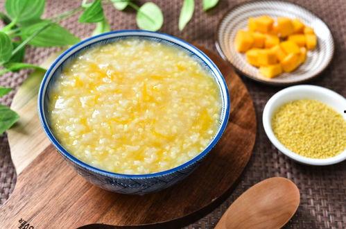 吃瓜男子端饭,引发网友热议