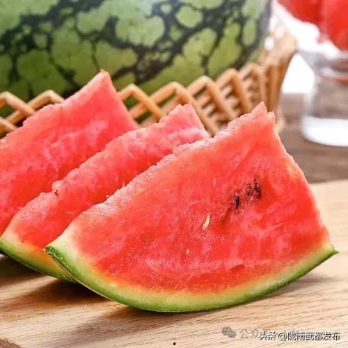 瓜地吃瓜图,夏日田园生活的悠闲画卷  第3张