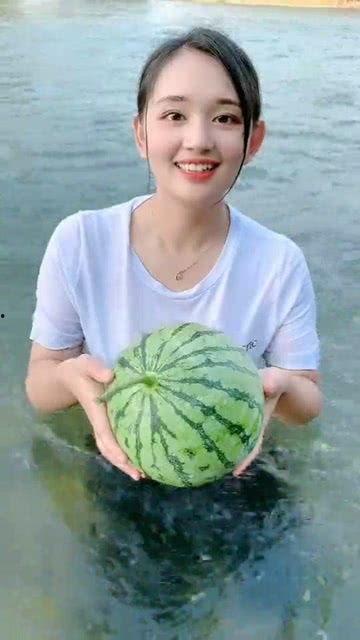 在水里漂浮吃瓜,瓜果飘香——探寻水中吃瓜的独特体验  第1张